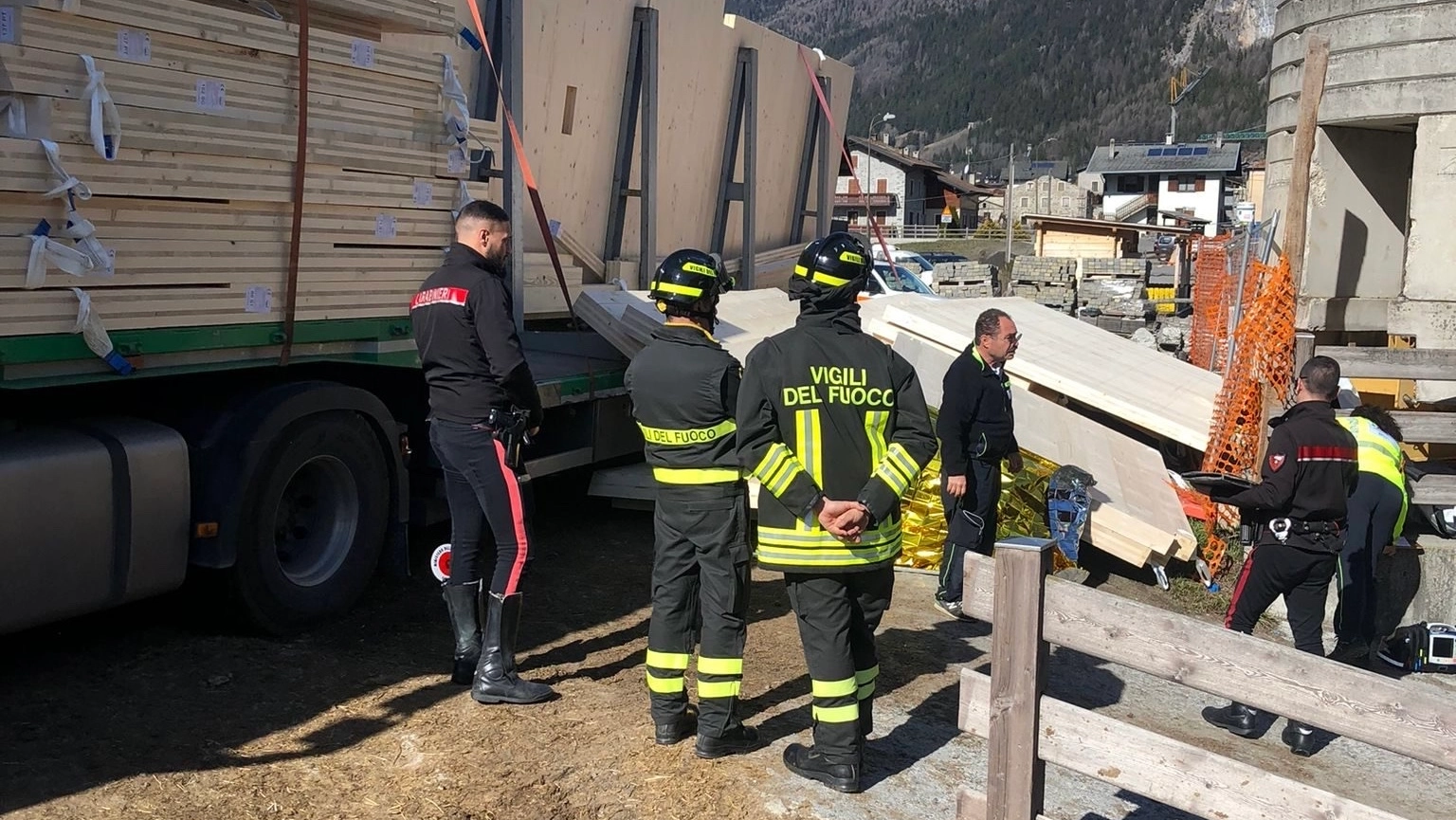 Tragico incidente sul lavoro in provincia di Sondrio: il 51enne dipendente della Blc Costruzioni edili di Carate Brianza è morto sul colpo