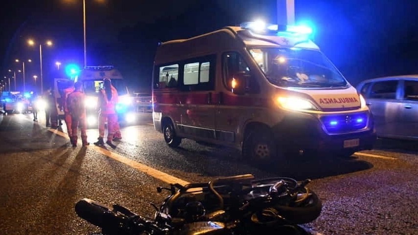 Un incidente stradale nella notte (foto di repertorio) Un incidente stradale nella notte (foto di repertorio)