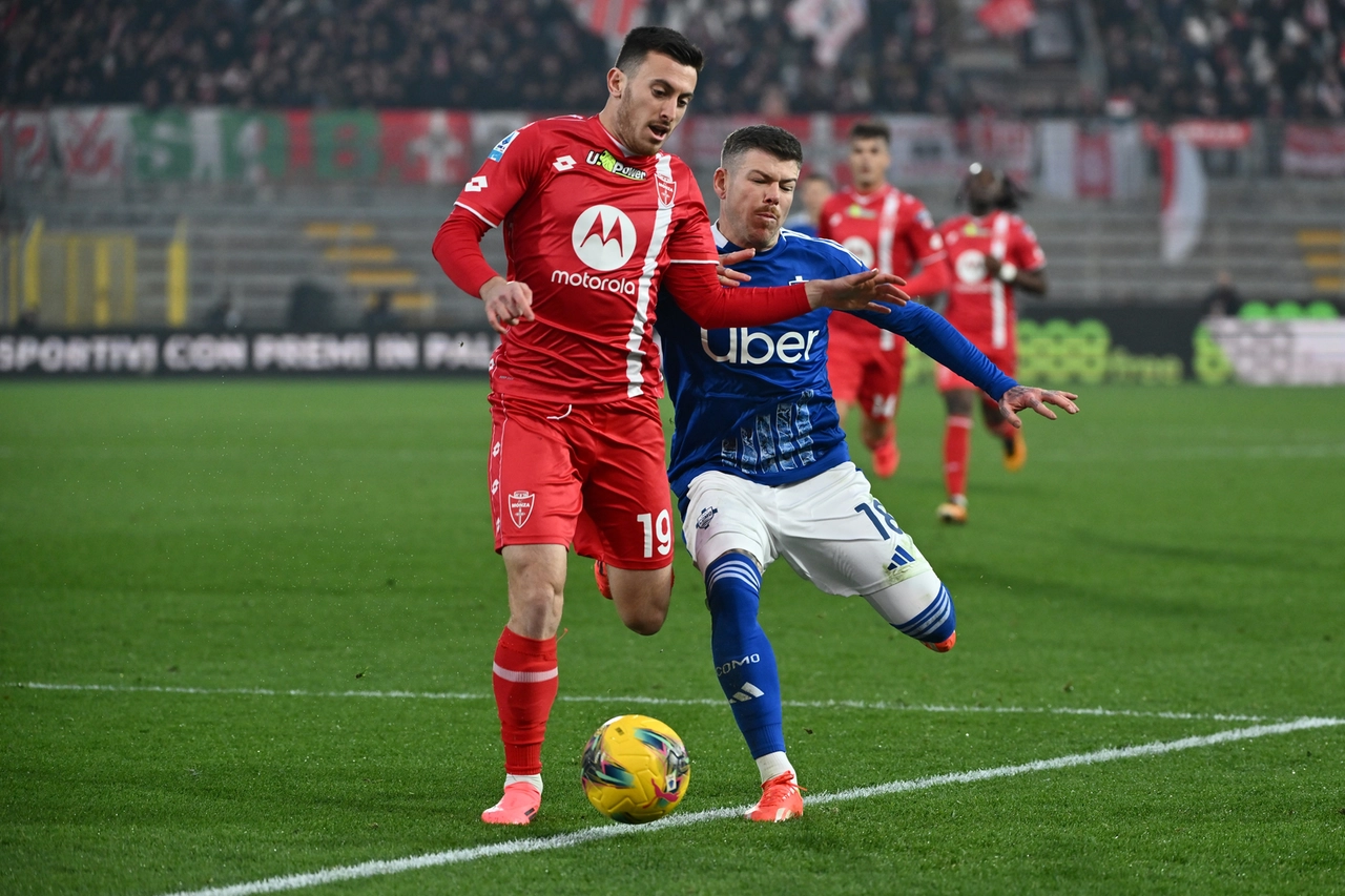 Un'azione di gioco fra Samuele Birindelli (Monza) e Alberto Moreno Perez