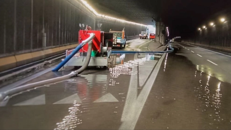 I vigili del fuoco mentre prosciugano l'acqua nella galleria San Martino I vigili del fuoco mentre prosciugano l'acqua nella galleria San Martino