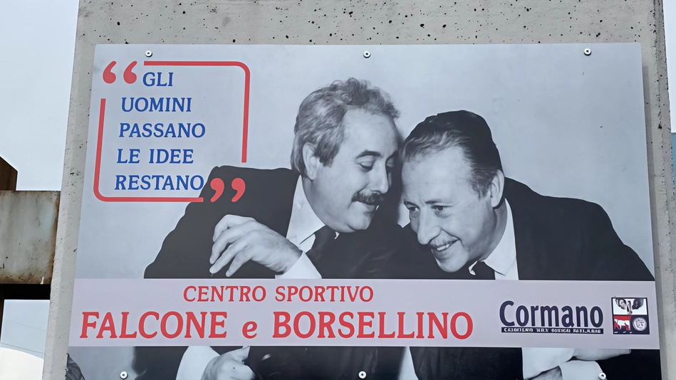 La targa con la foto di Falcone e Borsellino, danneggiata da segni neri, è stata ripristinata con la celebre frase "Gli uomini passano, le idee restano" grazie all'intervento dell'artista Ale Lochito.