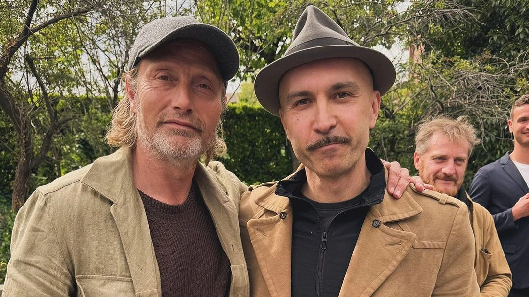 Maccio Capatonda con l'attore danese Mads Mikkelsen durante ComoFun