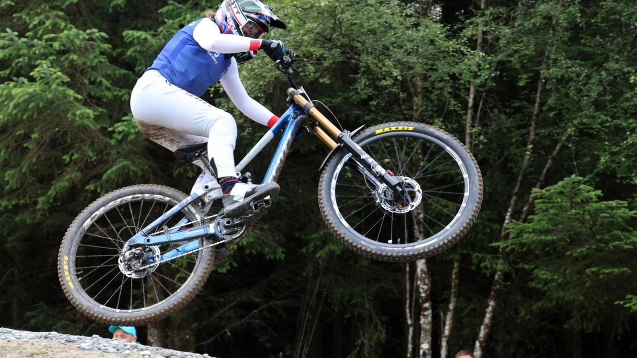 L’uomo scendeva con la sua bicicletta nel bike-park del Mottolino uno dei tracciati più belli della zona per il downhill L’uomo scendeva con la sua bicicletta nel bike-park del Mottolino uno dei tracciati più belli della zona per il downhill