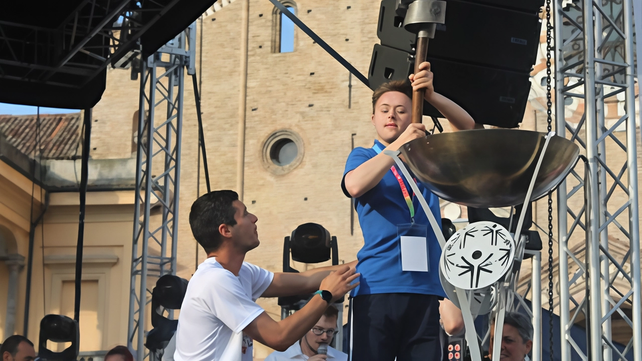 Il momento suggestivo dell’accensione della fiaccola ieri in piazza Il momento suggestivo dell’accensione della fiaccola ieri in piazza