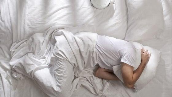 Entra nella casa appena acquistata e trova un abusivo che dorme nel suo letto