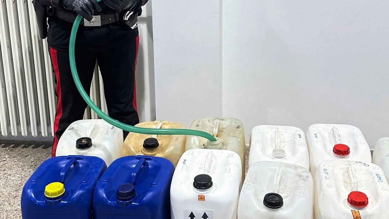 Indagini a Abbiategrasso per un allaccio abusivo a una tubazione dell'Eni. Scoperto durante lavori agricoli, ha causato il prelievo di 50mila litri di gasolio. Autori da identificare. Disagi temporanei all'ospedale Cantù risolti. Indagini a Abbiategrasso per un allaccio abusivo a una tubazione dell'Eni. Scoperto durante lavori agricoli, ha causato il prelievo di 50mila litri di gasolio. Autori da identificare. Disagi temporanei all'ospedale Cantù risolti.
