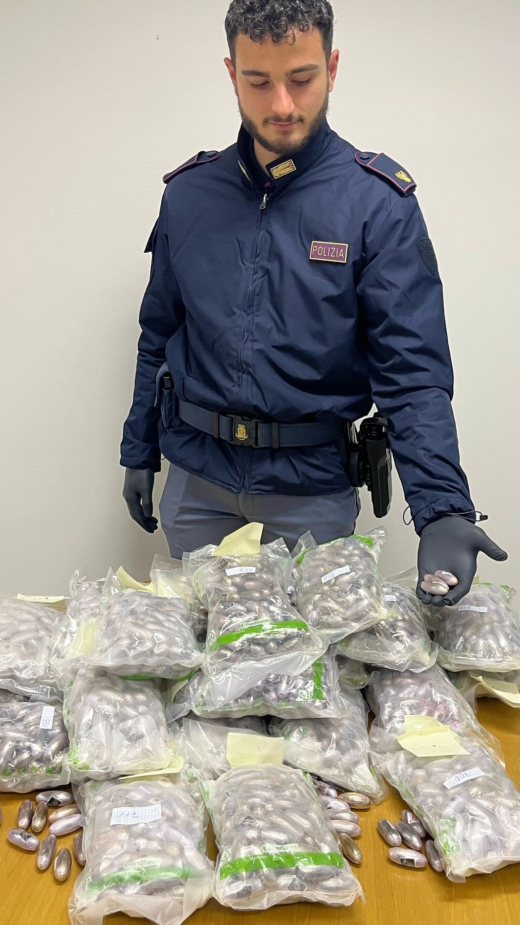 Un agente mostra la droga sequestrata