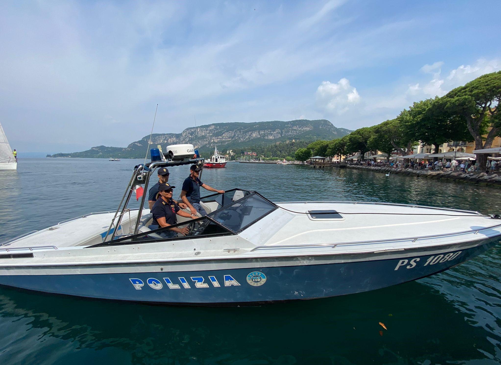 cernobbio imbarcazioni sul lago al setaccio della polizia nautica staccate multe per oltre 11mila euro
