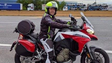 C’è chi lo ricorda ragazzino dietro al bancone del bar della madre e chi il suo sorriso e affabilità. Ha girato da un continente all’altro preparando ogni “scoperta” con puntiglio. C’è chi lo ricorda ragazzino dietro al bancone del bar della madre e chi il suo sorriso e affabilità. Ha girato da un continente all’altro preparando ogni “scoperta” con puntiglio.