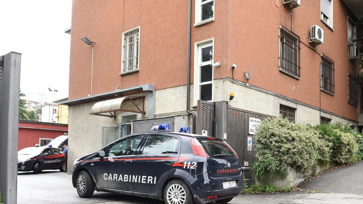 I carabinieri di Cantù hanno raccolto la denuncia della giovane si sono attivati per scoprire cosa accadeva durante le visite I carabinieri di Cantù hanno raccolto la denuncia della giovane si sono attivati per scoprire cosa accadeva durante le visite