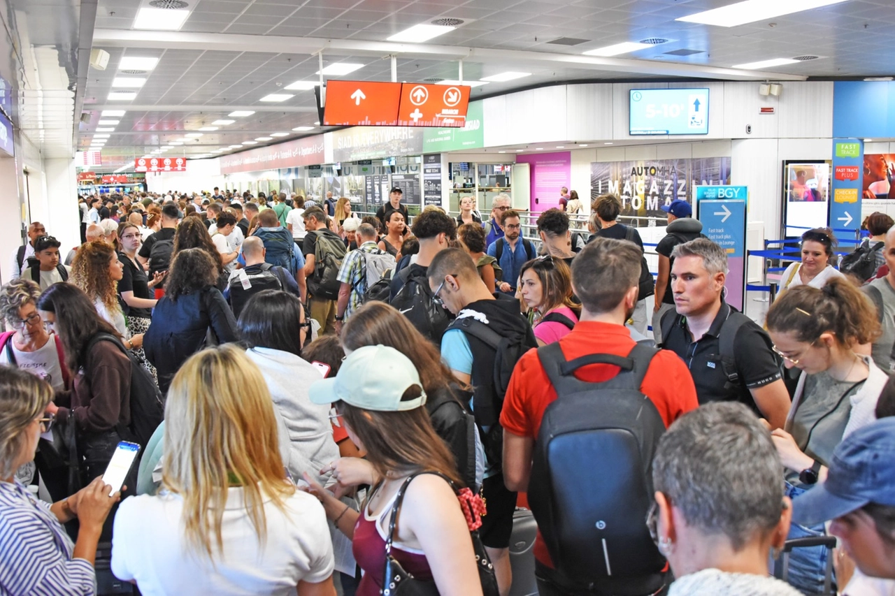 Passeggeri bloccati all'aeroporto di Orio al Serio