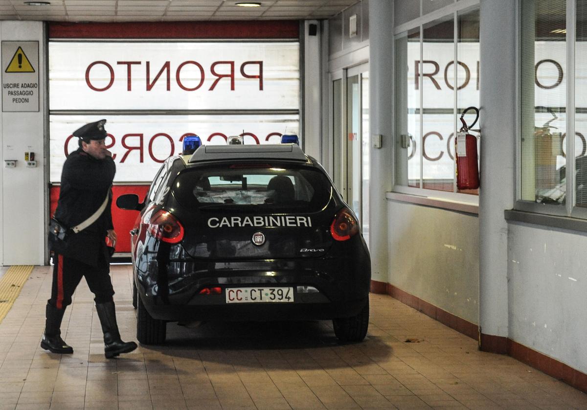 Varese, picchiato a sangue per ore sessantenne si lancia dalla finestra per sfuggire ai suoi aggressori