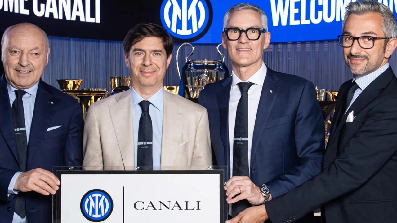 L'accordo tra Canali e il club per le prossime tre stagioni. Lo storico marchio al debutto nel mondo del calcio. L'accordo tra Canali e il club per le prossime tre stagioni. Lo storico marchio al debutto nel mondo del calcio.