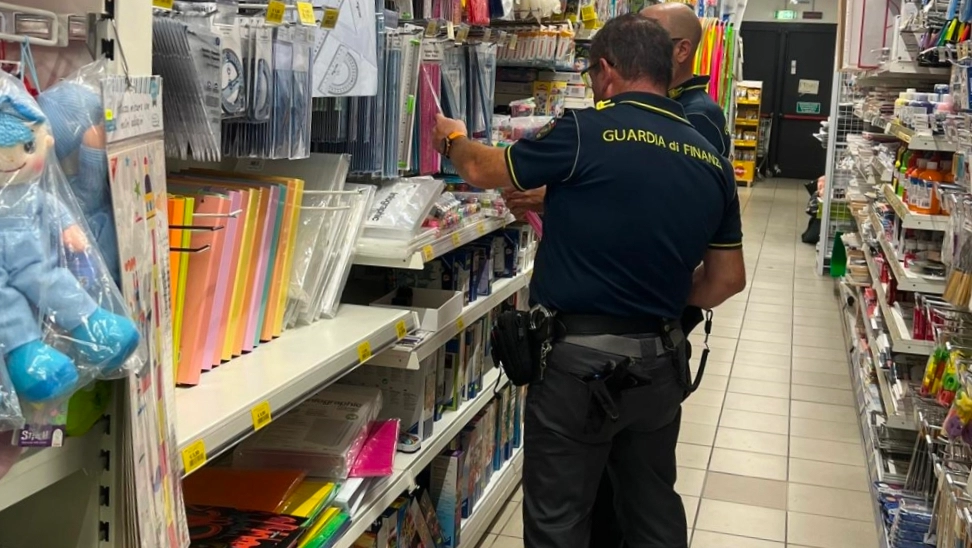 I finanzieri impegnati tra gli scaffali di un esercizio commerciale sottoposto a controllo I finanzieri impegnati tra gli scaffali di un esercizio commerciale sottoposto a controllo