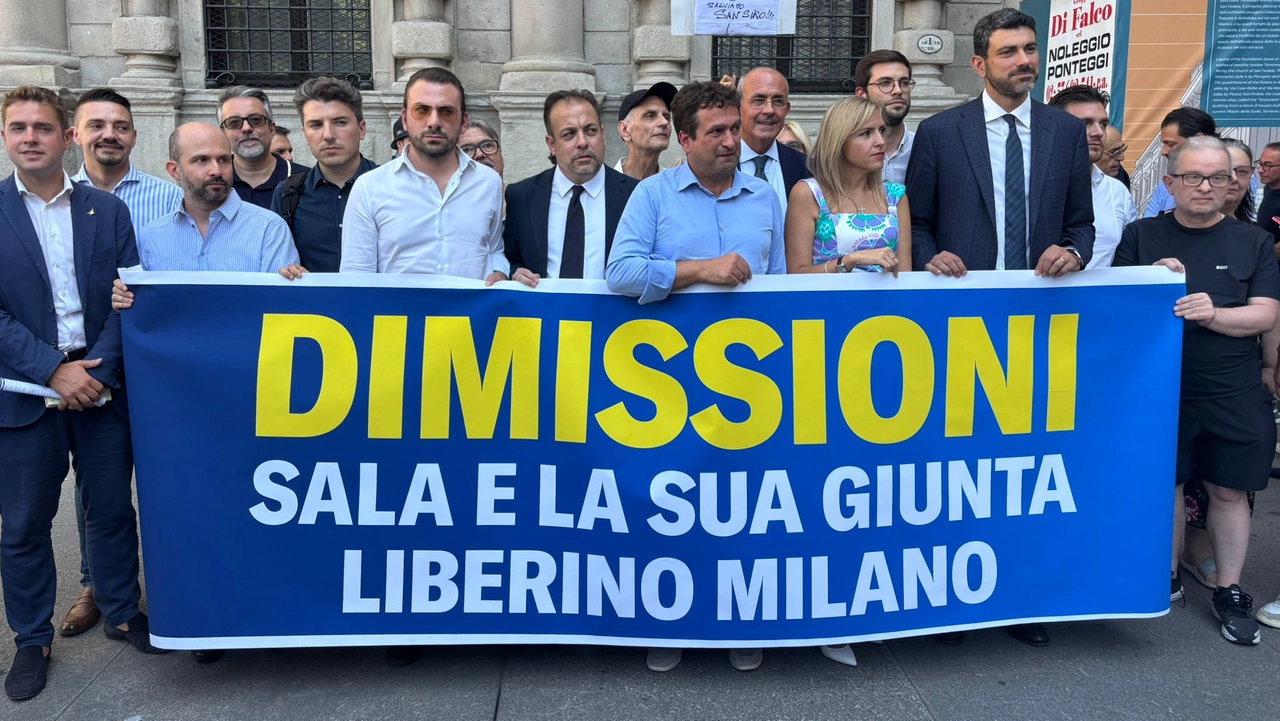 URBANISTICA, PROTESTA LEGA E FDI: 'DIMISSIONI, LIBERARE MILANO' (FOTO 1)