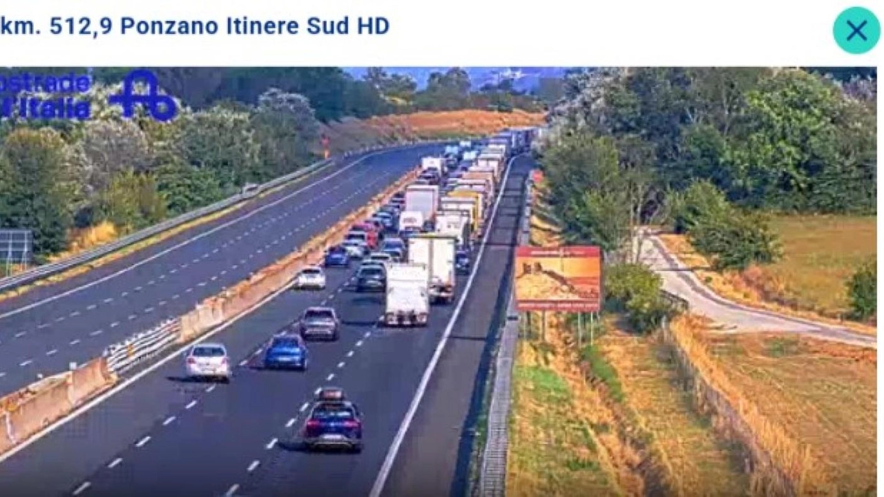 Tratto di 40 chilometri. Distribuita acqua alle auto in coda Tratto di 40 chilometri. Distribuita acqua alle auto in coda