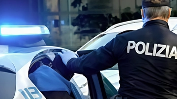 Milano, rapina una farmacia sotto gli occhi della polizia: arrestato