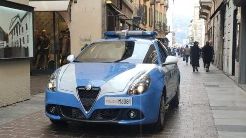 como rubano una bici elettrica fuori da un ristorante inseguiti e bloccati dai dipendenti del locale