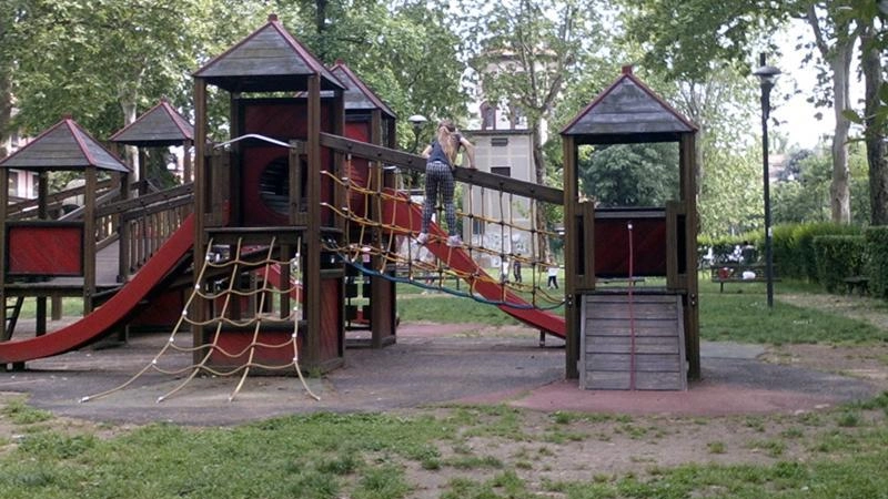 I parchi, dove i bambini giocano appena possono, purtroppo sono oggetti di inutile vandalismo