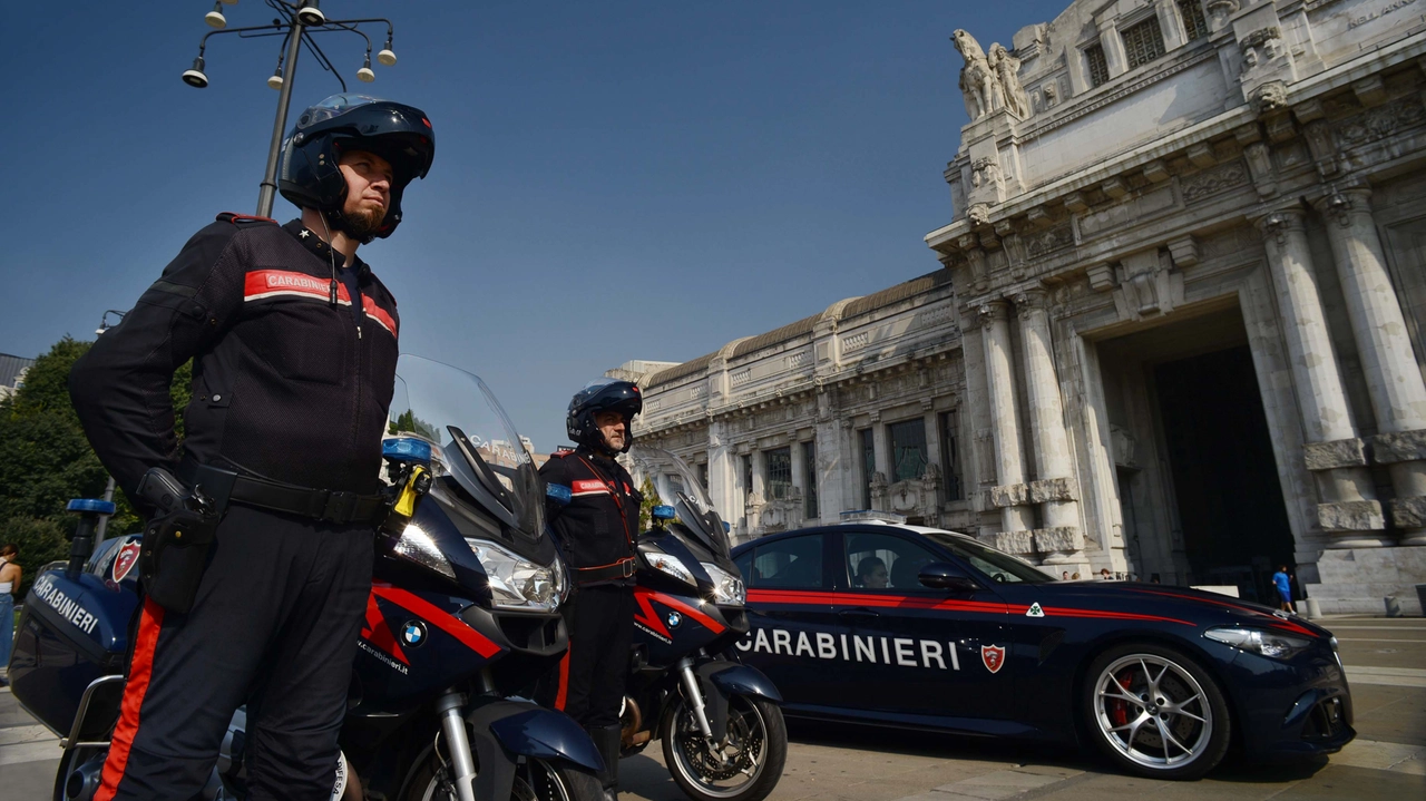 Carabinieri in attività di sorveglianza intorno alla stazione Centrale di Milano Carabinieri in attività di sorveglianza intorno alla stazione Centrale di Milano