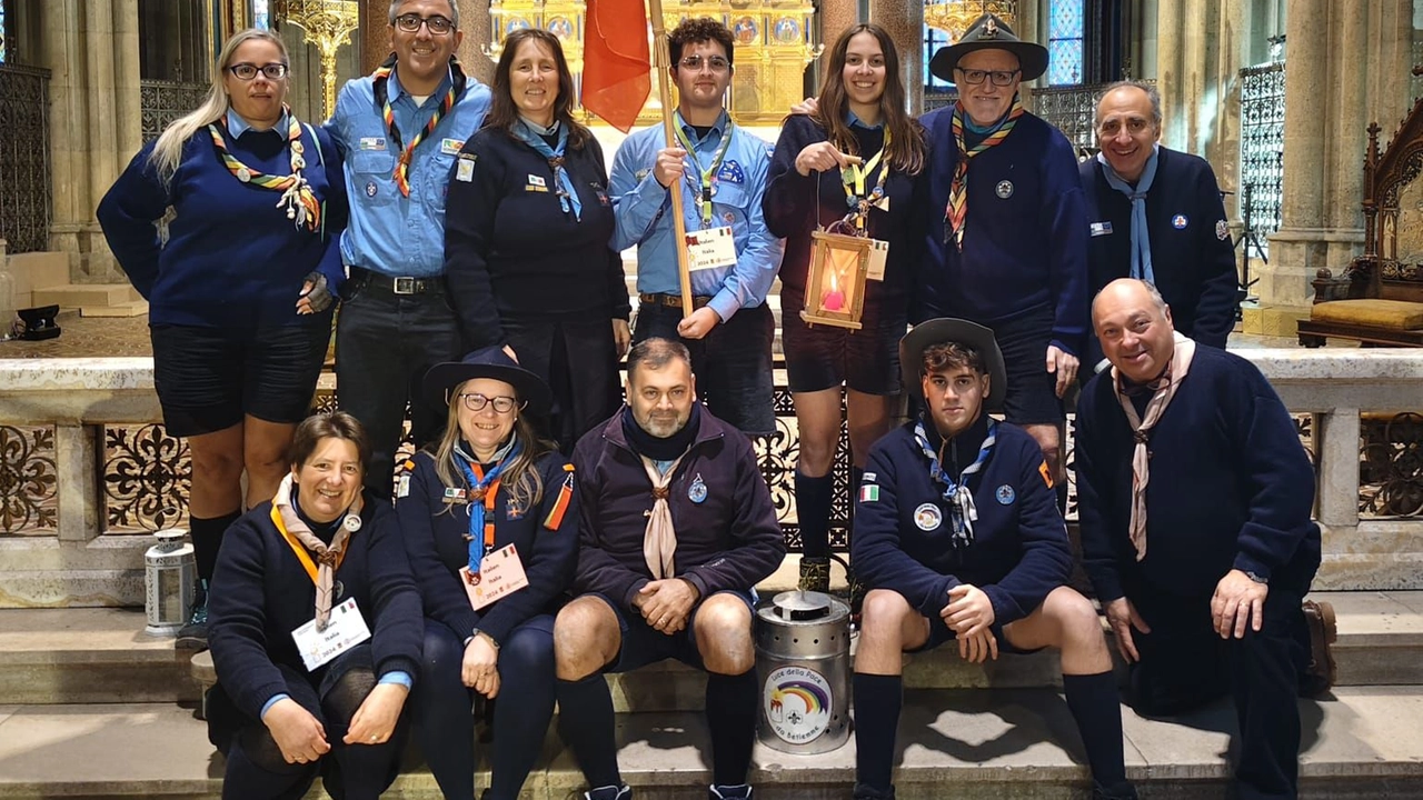 La delegazione italiana “Luce della Pace da Betlemme” Domenica arriva a Varese grazie a una staffetta internazionale di gruppi scout che porta la fiamma della chiesa della Natività in diversi paesi del mondo La delegazione italiana “Luce della Pace da Betlemme” Domenica arriva a Varese grazie a una staffetta internazionale di gruppi scout che porta la fiamma della chiesa della Natività in diversi paesi del mondo