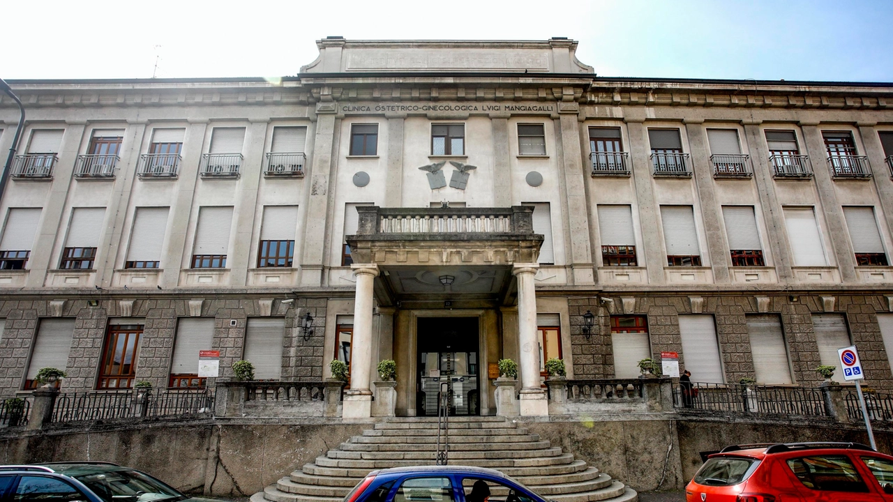 La giovane è stata accompagnata alla clinica Mangiagalli
