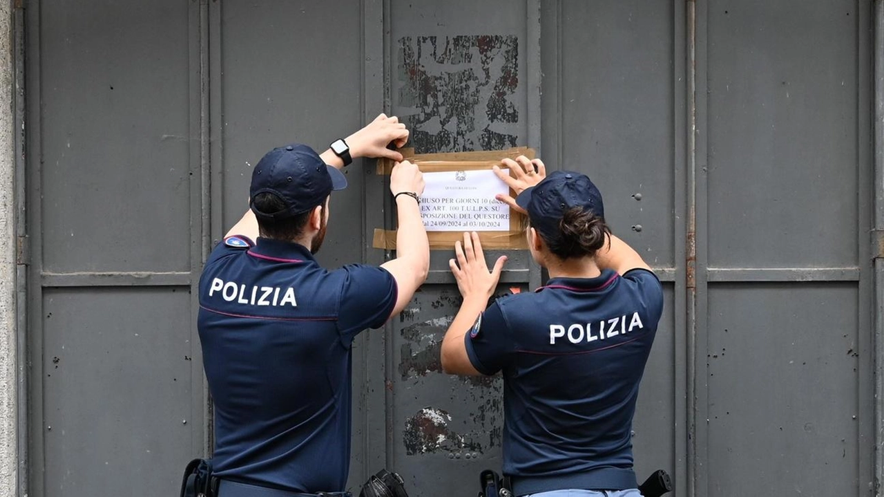 Gli agenti della Questura espongono il cartello che indica la chiusura dell’esercizio per dieci giorni Gli agenti della Questura espongono il cartello che indica la chiusura dell’esercizio per dieci giorni
