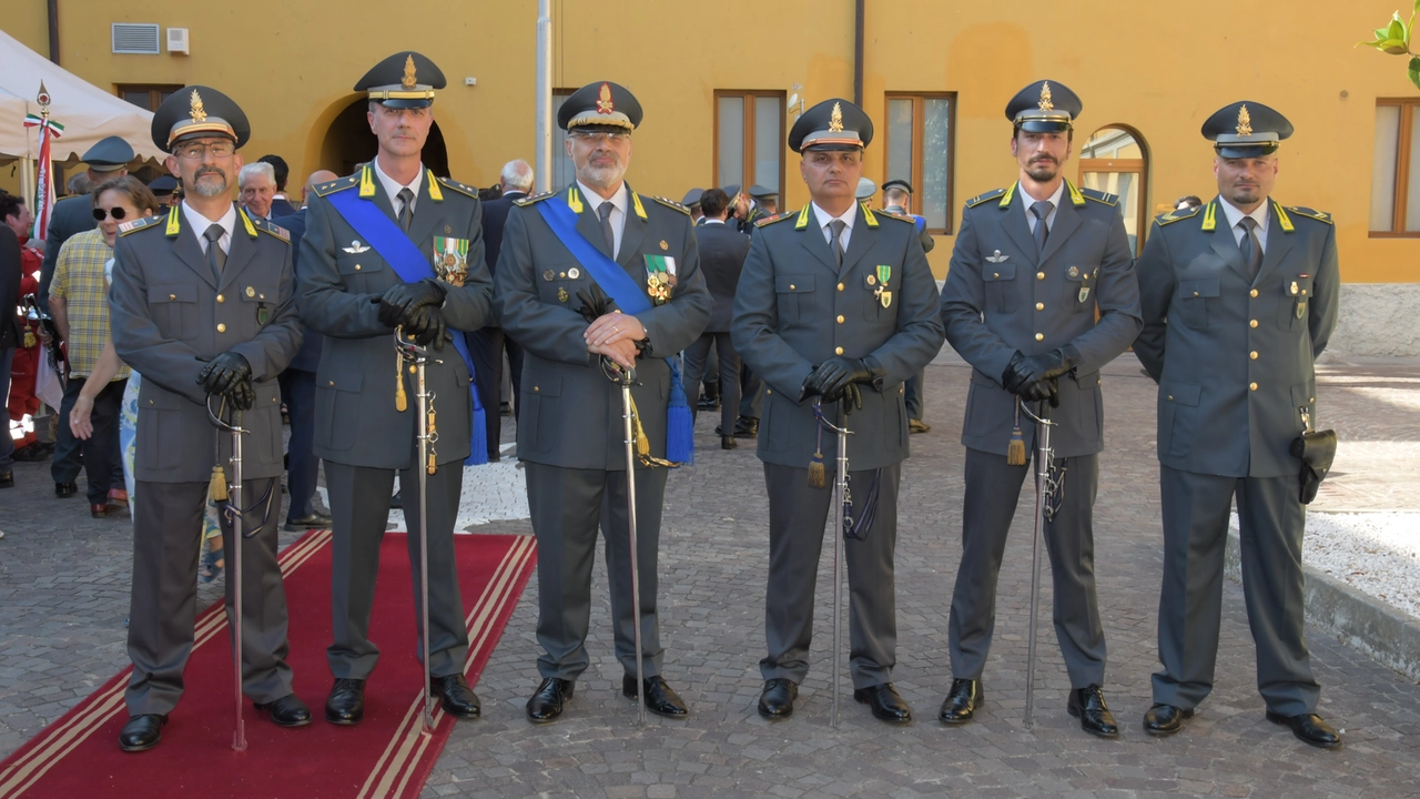 La festa della Guardia di Finanza alla caserma di corso Garibaldi. I premiati con al centro il comandante provinciale Poggi La festa della Guardia di Finanza alla caserma di corso Garibaldi. I premiati con al centro il comandante provinciale Poggi
