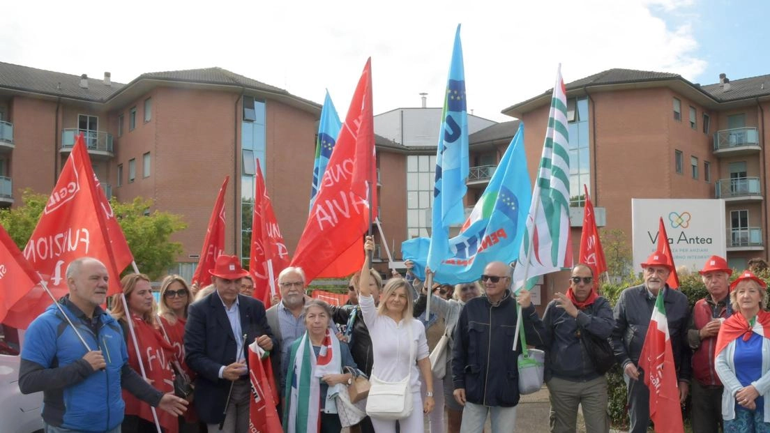 Un momento del presidio di protesta davanti alla casa di riposo dove gli operatori sono esasperati Un momento del presidio di protesta davanti alla casa di riposo dove gli operatori sono esasperati