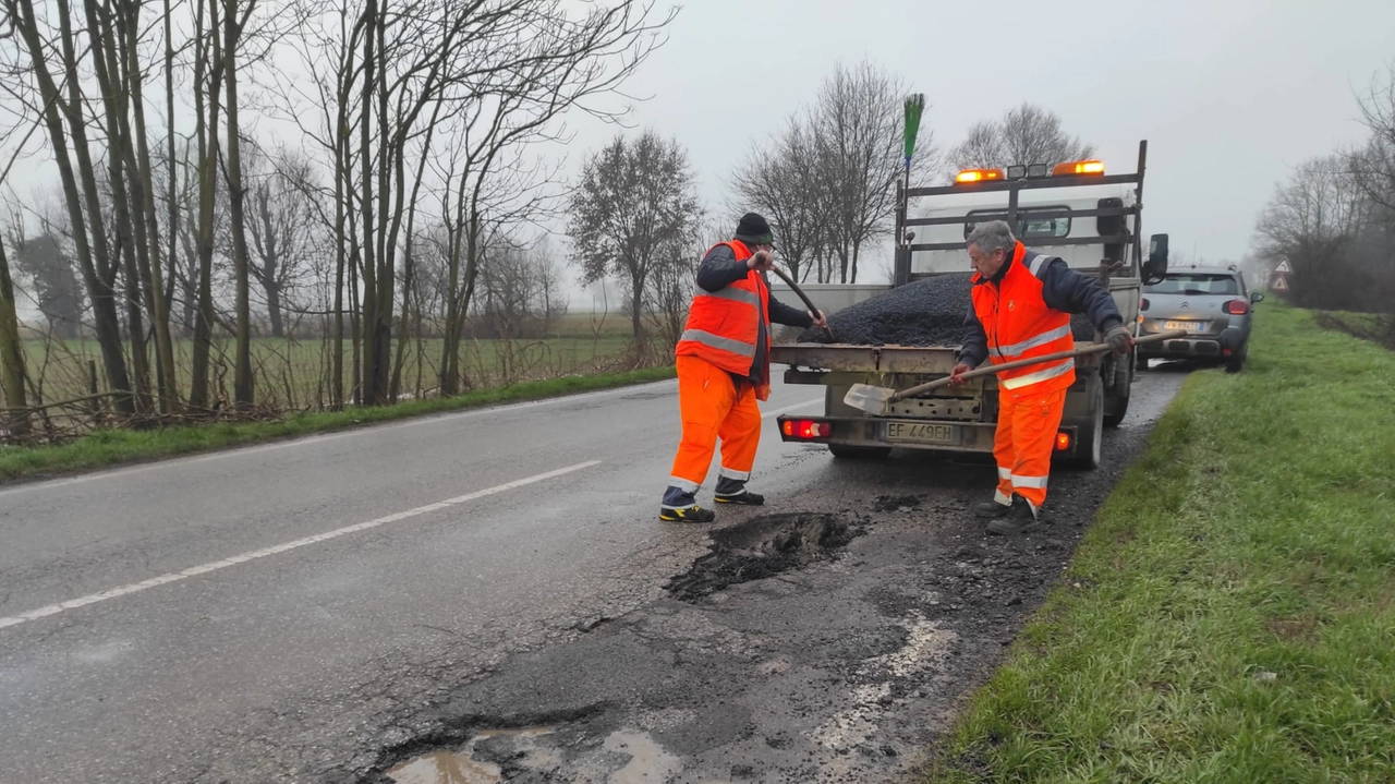 Gli operai della Provincia chiamati d’urgenza e impegnati ieri a riempire le buche Gli operai della Provincia chiamati d’urgenza e impegnati ieri a riempire le buche