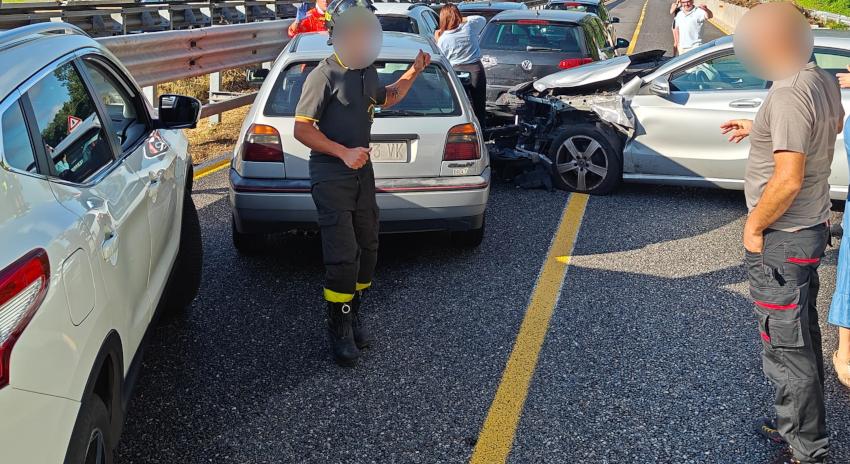 Lecco, maxi tamponamento a catena: sei feriti. Statale 36 bloccata e lunghe code Lecco, maxi tamponamento a catena: sei feriti. Statale 36 bloccata e lunghe code