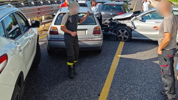 Lecco, maxi tamponamento a catena: sei feriti. Statale 36 bloccata e lunghe code