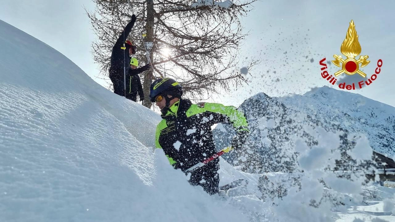 Localizzazione dei cellulari in caso di valanga, quattro pompieri lodigiani “imparano“ tra la neve di Livigno. Quarantasette vigili del fuoco... Localizzazione dei cellulari in caso di valanga, quattro pompieri lodigiani “imparano“ tra la neve di Livigno. Quarantasette vigili del fuoco...