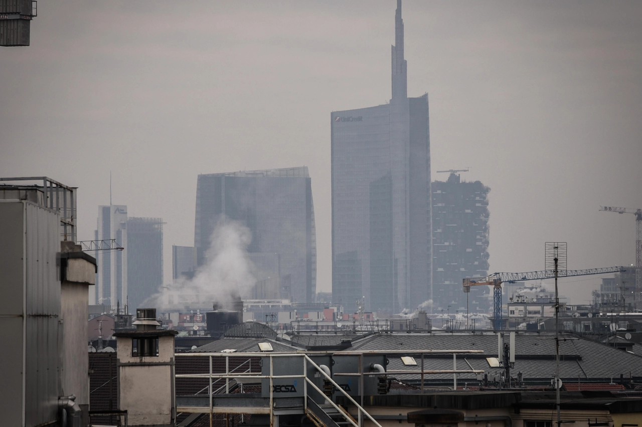 Un'immagine invernale di Milano. La città, come molte altre della Pianura Padana, deve fare i conti con livelli d'inquinamento oltre i limiti consentiti per diverse settimane all'anno