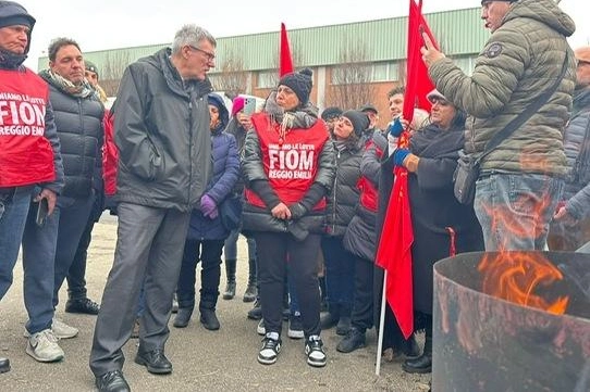 Il segretario nazionale della Cgil, Maurizio Landini, davanti ai cancelli dell'azienda