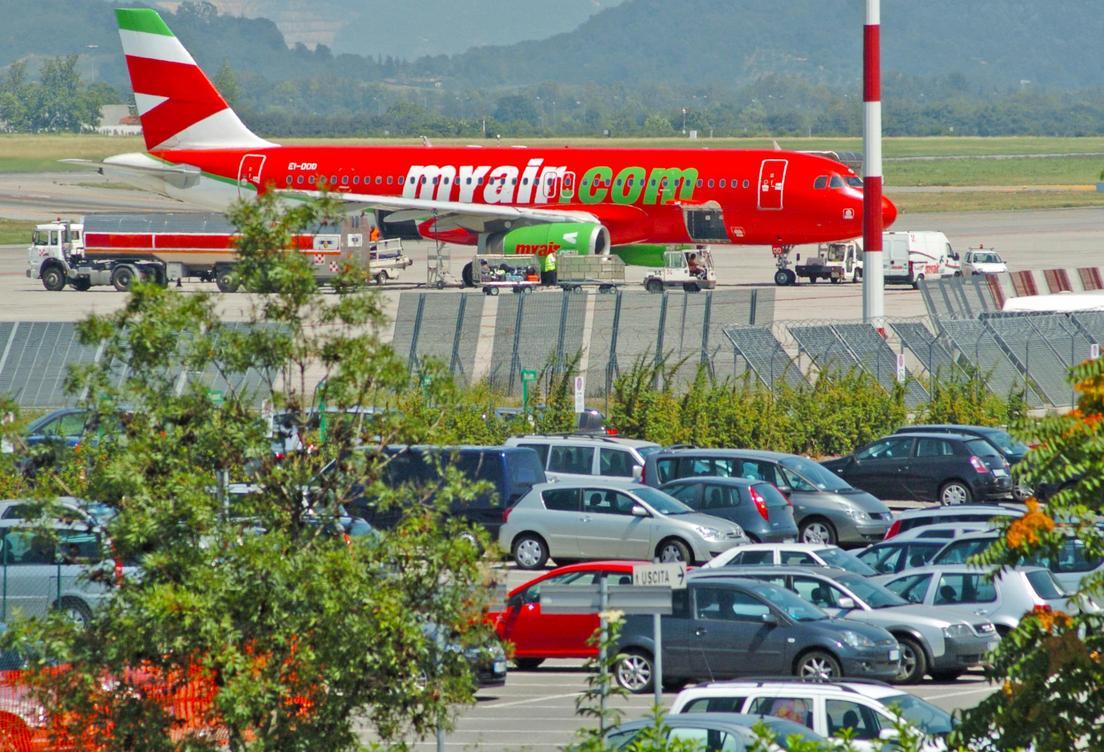 Veicoli abbandonati nel parcheggio. Al via l’intesa per rimuoverli