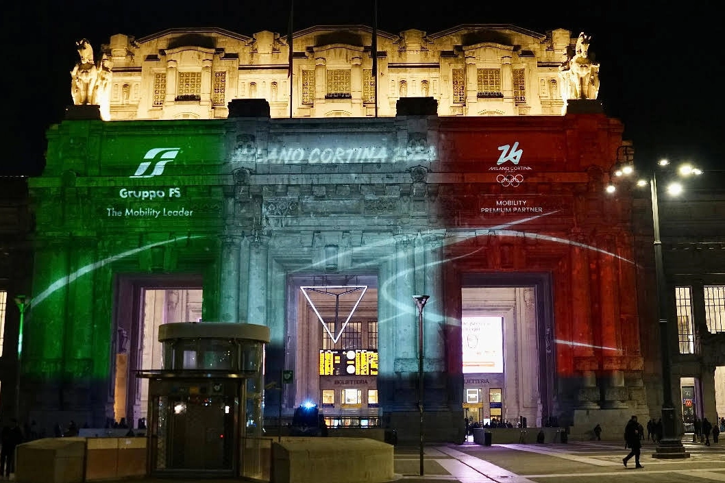 La facciata della Stazione di Milano Centrale illuminata con i colori della bandiera italiana