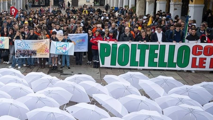 Comuni della Martesana in marcia, per la prima volta la camminata di Libera è partita da una scuola. Studenti in prima fila con lo striscione firmato da don Ciotti e dietro di loro sindaci, cittadini e associazioni.