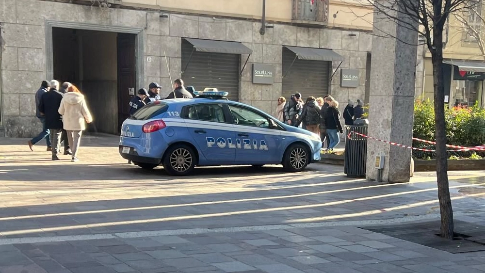Sul posto polizia e carabinieri Sul posto polizia e carabinieri