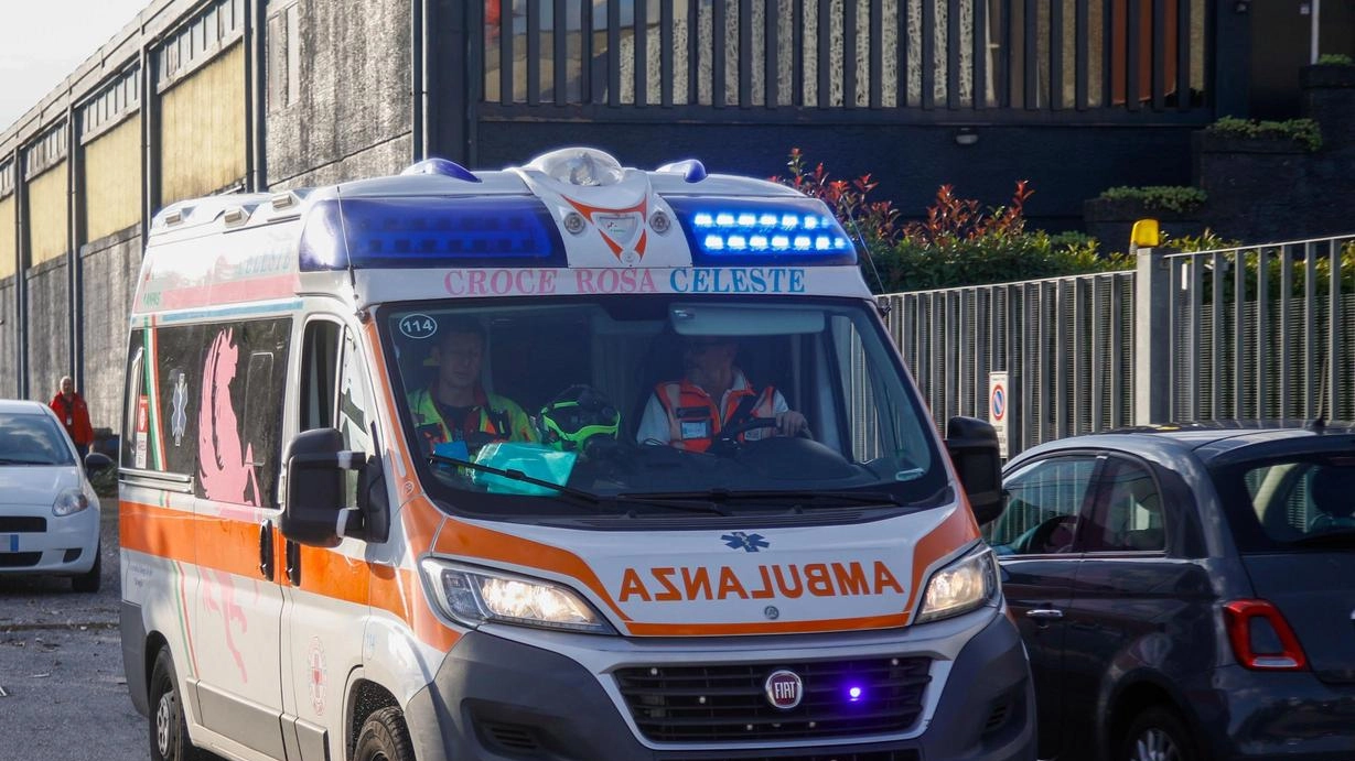 L’uomo di 75 anni è. precipitato dal tetto di un capannone alto 8 metri Sul posto l’elisoccorso e due ambulanze L’uomo di 75 anni è. precipitato dal tetto di un capannone alto 8 metri Sul posto l’elisoccorso e due ambulanze