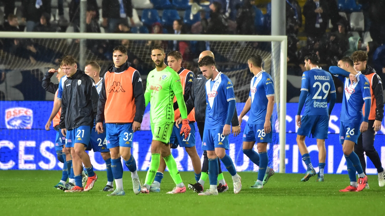 La delusione dei giocatori del Brescia dopo la sconfitta con il Sassuolo La delusione dei giocatori del Brescia dopo la sconfitta con il Sassuolo