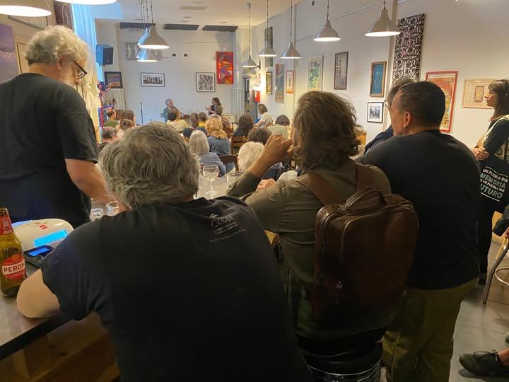 Milano, una bottiglia Molotov con la foto del duce lasciata davanti all’ingresso della trattoria Arci Traverso di via Figino Milano, una bottiglia Molotov con la foto del duce lasciata davanti all’ingresso della trattoria Arci Traverso di via Figino