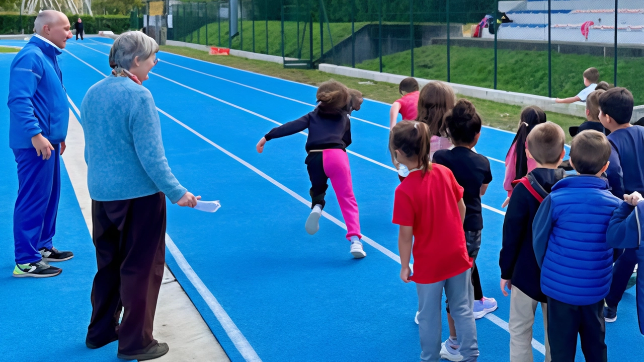 Inaugurata la nuova pista d'atletica Azzurra a Dervio, sul lago di Como. Un investimento di mezzo milione di euro per promuovere l'atletica leggera nella zona, con la presenza di autorità locali e regionali. La struttura dispone di 4 corsie, un rettilineo di 100 metri e un'illuminazione per allenamenti serali. Prossimi progetti includono campi da beach volley e un palazzetto dello sport. Inaugurata la nuova pista d'atletica Azzurra a Dervio, sul lago di Como. Un investimento di mezzo milione di euro per promuovere l'atletica leggera nella zona, con la presenza di autorità locali e regionali. La struttura dispone di 4 corsie, un rettilineo di 100 metri e un'illuminazione per allenamenti serali. Prossimi progetti includono campi da beach volley e un palazzetto dello sport.