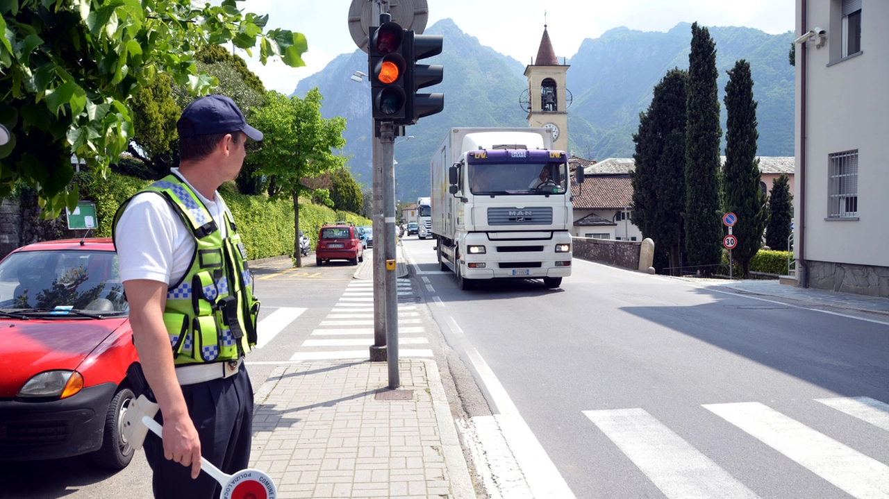Un agente della polizia locale sulla strada principale che attraversa Abbadia Lariana