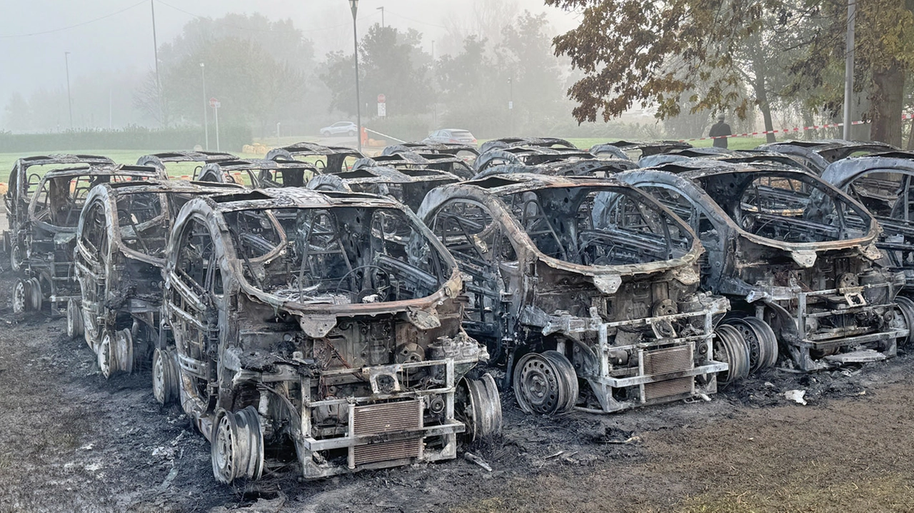Le carcasse delle Smart andate a fuoco