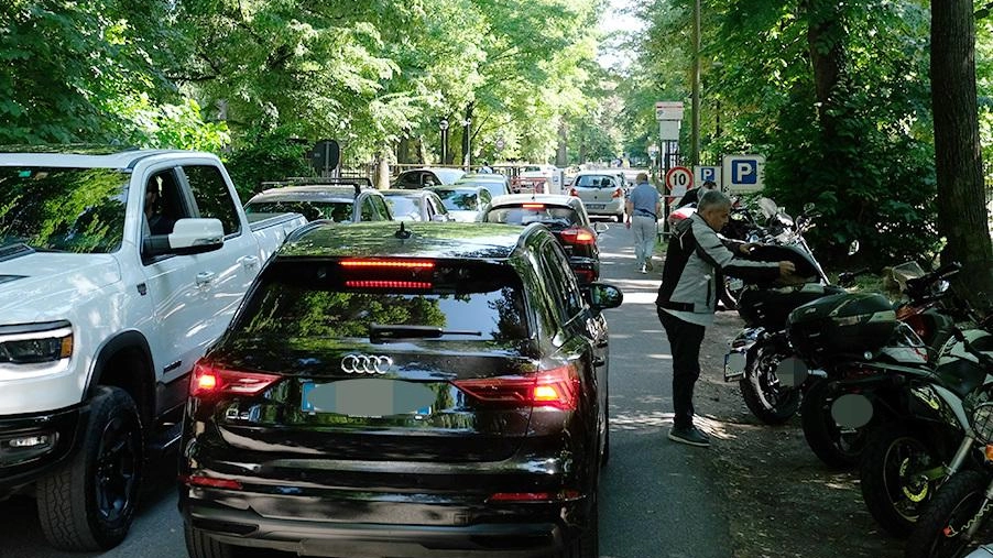 Ogni fine settimana migliaia di veicoli assediano Parco e vie limitrofe, si corre ai ripari