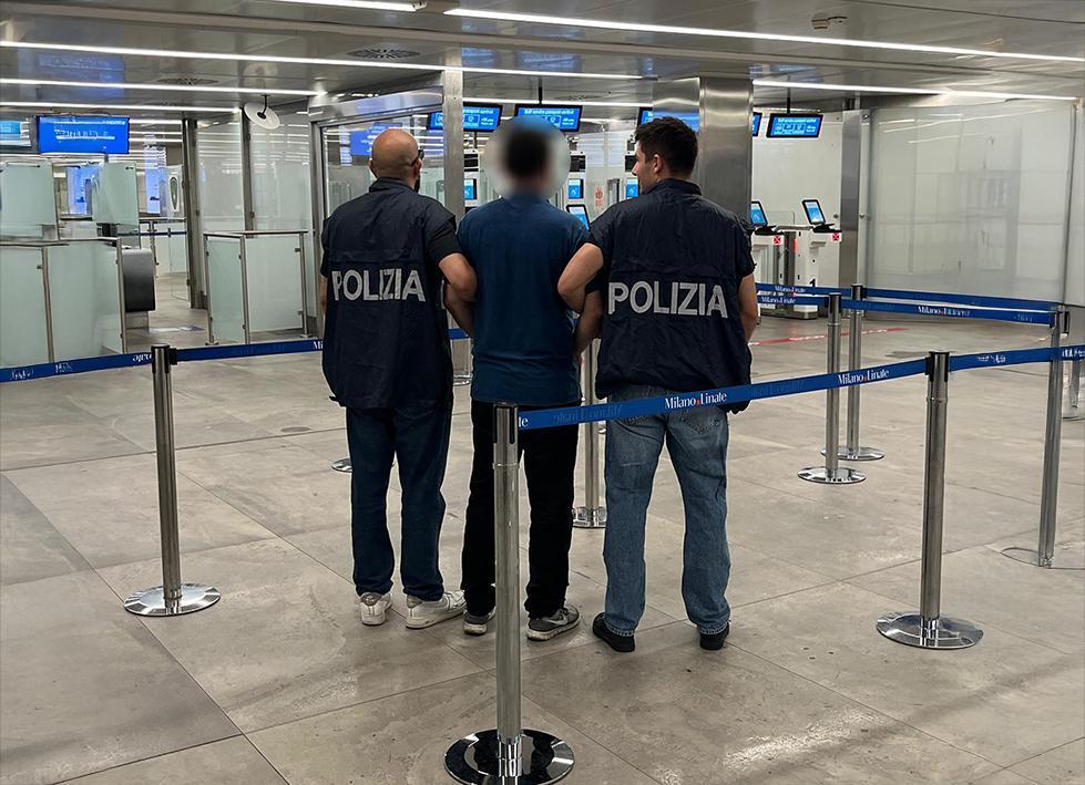 Case monitorate e svaligiate seguendo un “protocollo”: 36enne catturato in Spagna. Era colpito da un mandato di cattura europeo Case monitorate e svaligiate seguendo un “protocollo”: 36enne catturato in Spagna. Era colpito da un mandato di cattura europeo