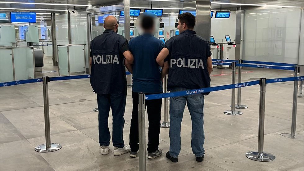 Polizia di Stato in azione a Milano-Linate