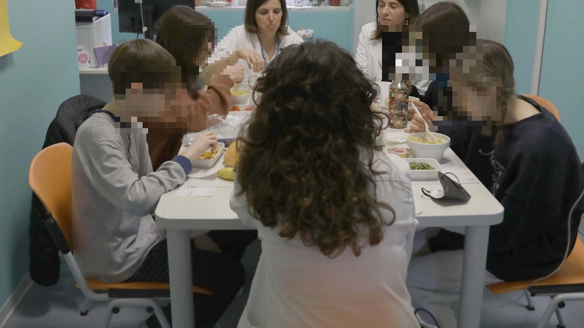Minorenni in Pediatria all’ora del pasto con l’équipe di psicologi e alimentaristi