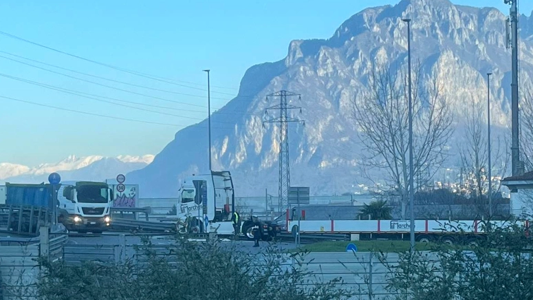 Il bilico bloccato alla rotonda nel Lecchese